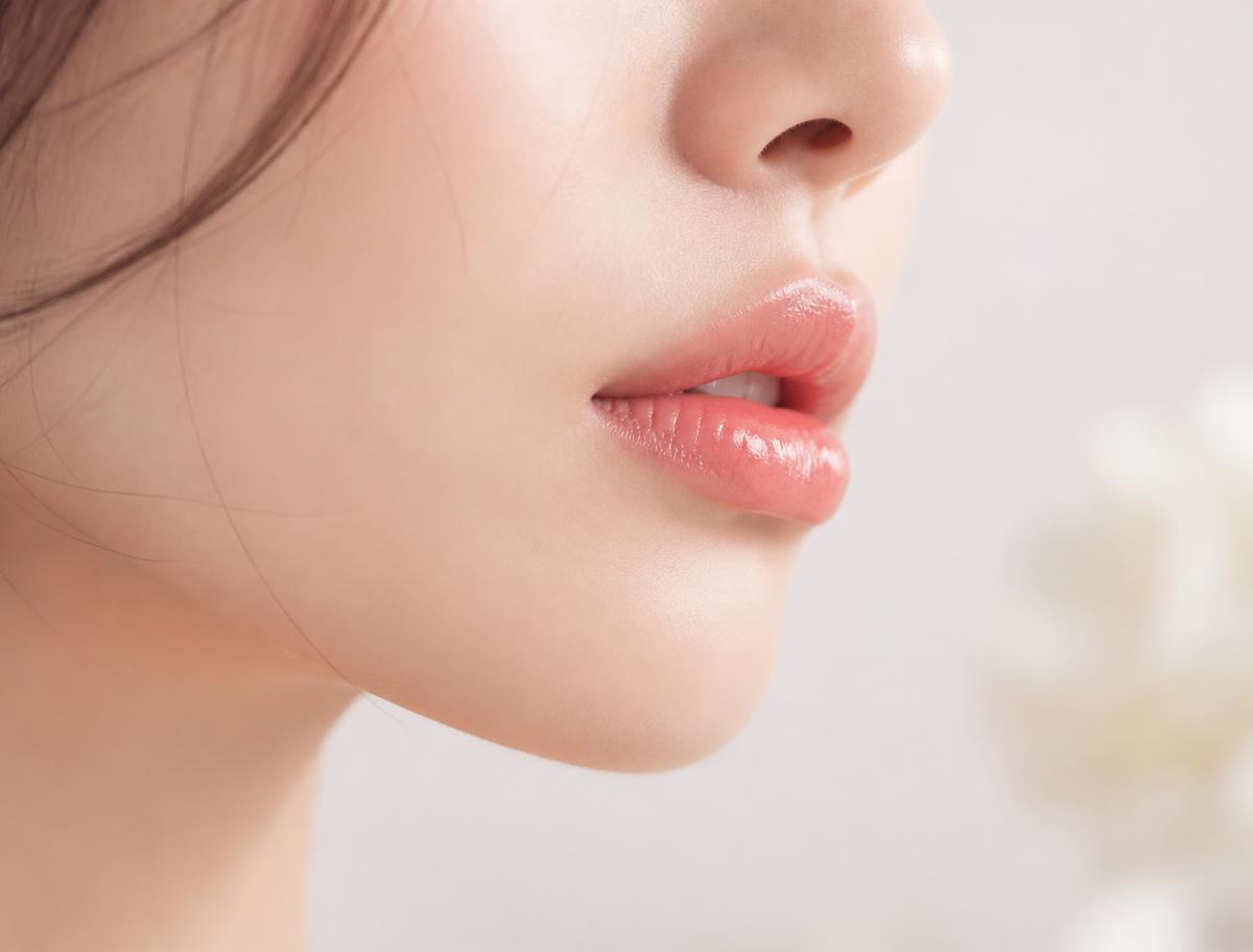 Perfil delicado com lábios volumosos e frescos